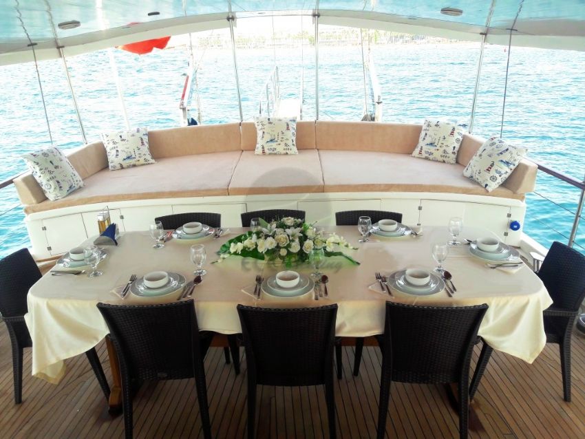 Blue way kıç üstü oturma grubu ve yemek masası.