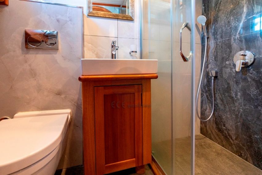 Ece Queen Duşkabini ve WC