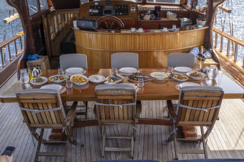 Brothers Gulet Arka Güverte Yemek Masası
