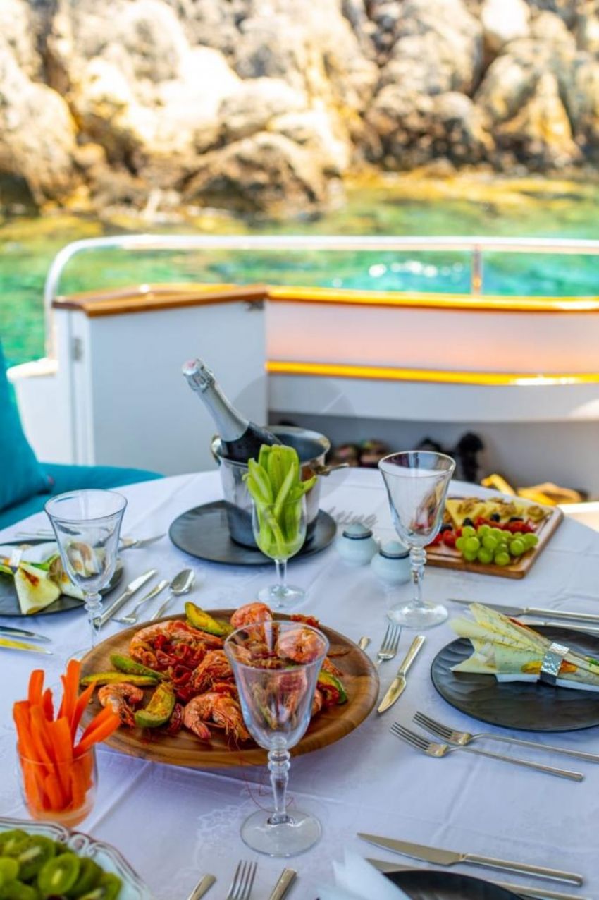 Ece Bursa Yemek Masası