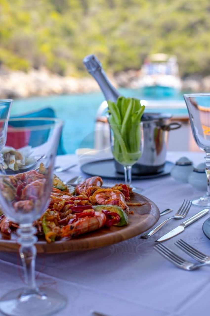 Ece Bursa Yemek Masası