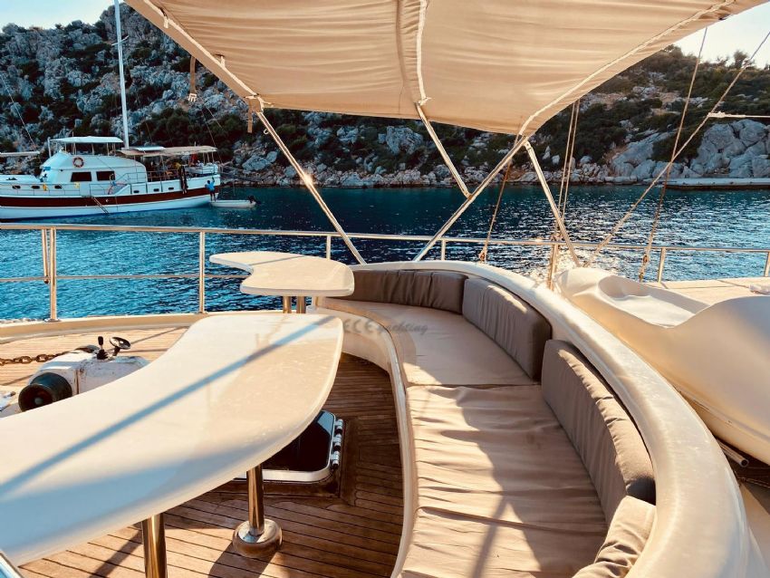 çakır mehmet teknesi ön oturma alanı.  Cakir Mehmet Yacht, Front Deck Seating.