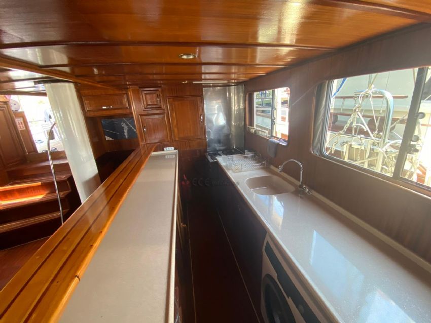 çakır mehmet teknesi yemek masası.  Cakir Mehmet Yacht, Custom Aft Deck Dining Area.