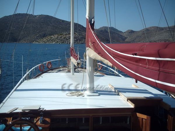 çakır mehmet teknesi güneşlenme alanı.  Cakir Mehmet Yacht, Bow View.
