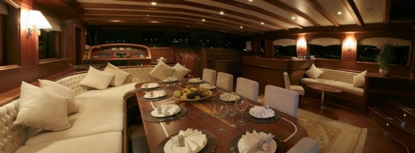 Salon yemek masası ve oturma grubu.