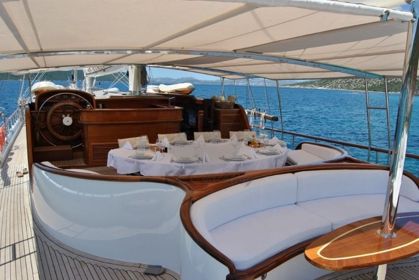 Arka yemek masası ve oturma grubu.