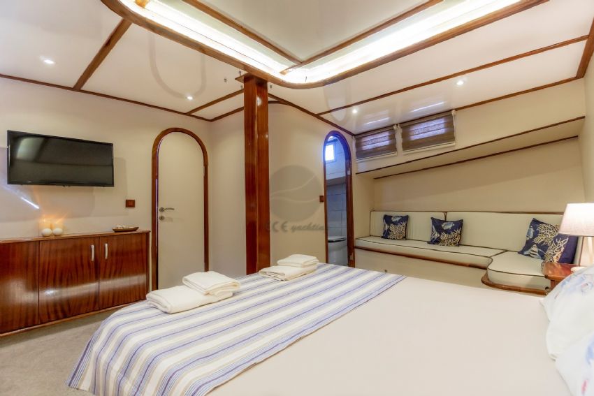 Master Cabin En Suite Angle.