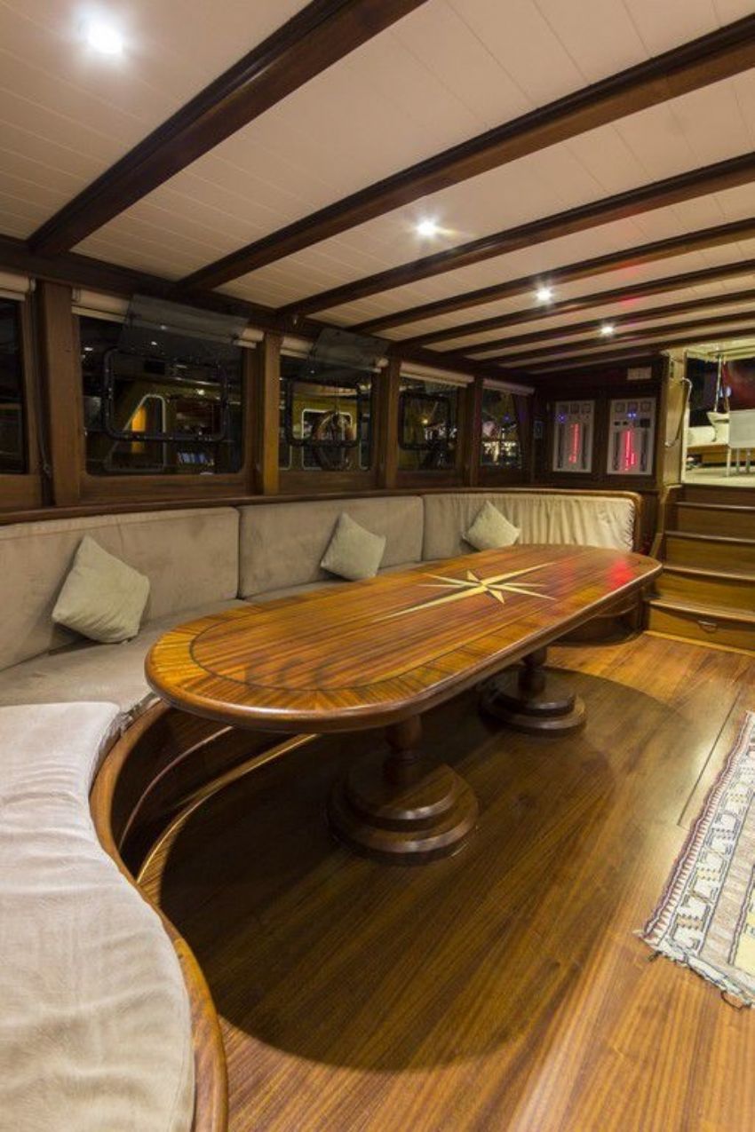 C E 4 Yacht, Lounge Seating.