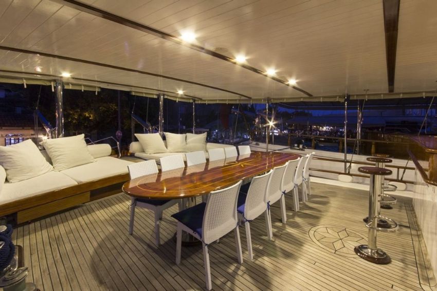 C E 4 Yacht, Starboard Walkway.