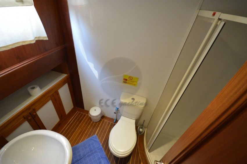 C E 4 Yacht, Bathroom.