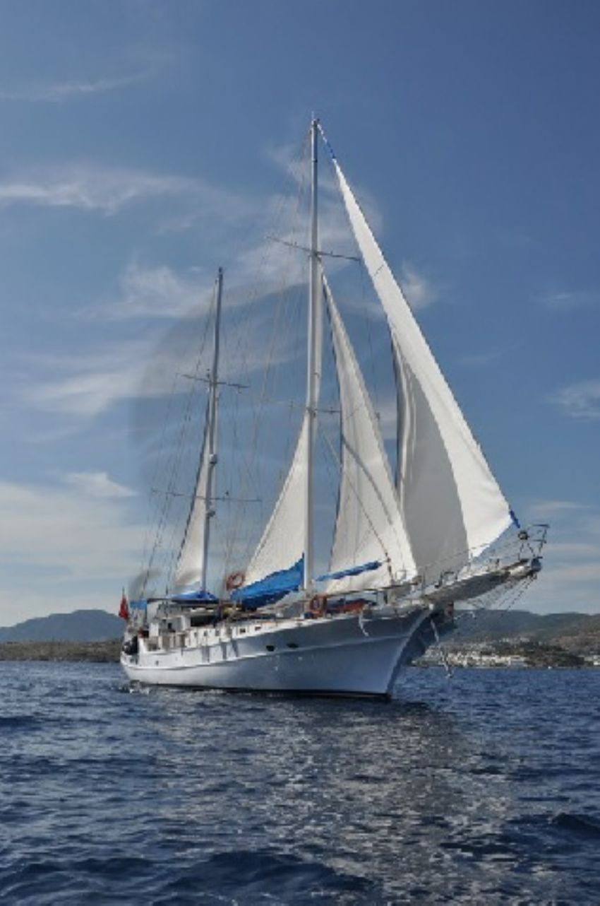 C E 4 Yacht, Starboard Bow.
