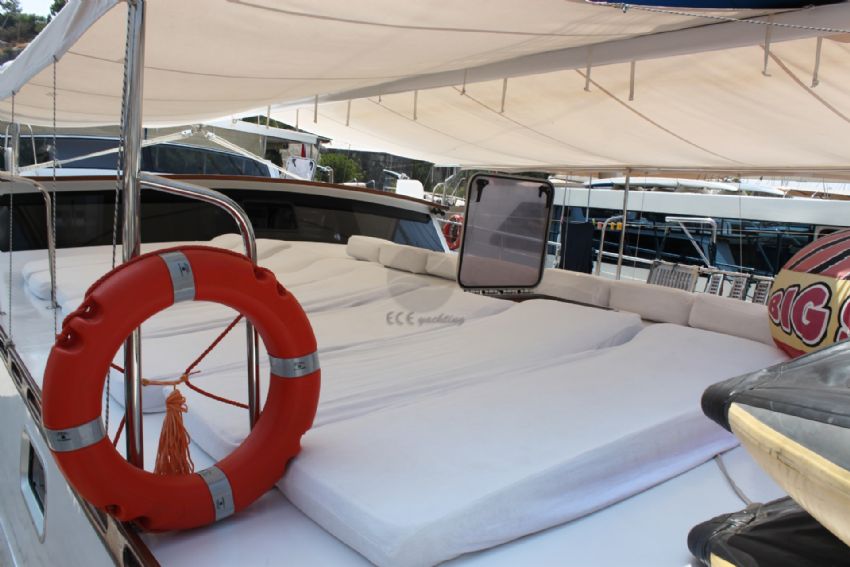 C E 4 Yacht, Relax Under The Sun.