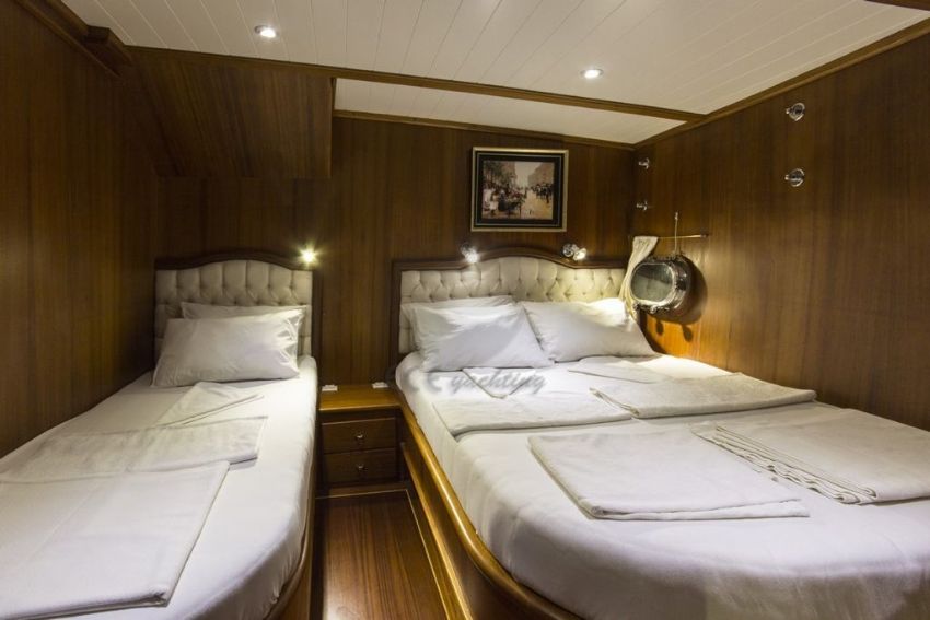 C E 4 Yacht, Triple Cabin.