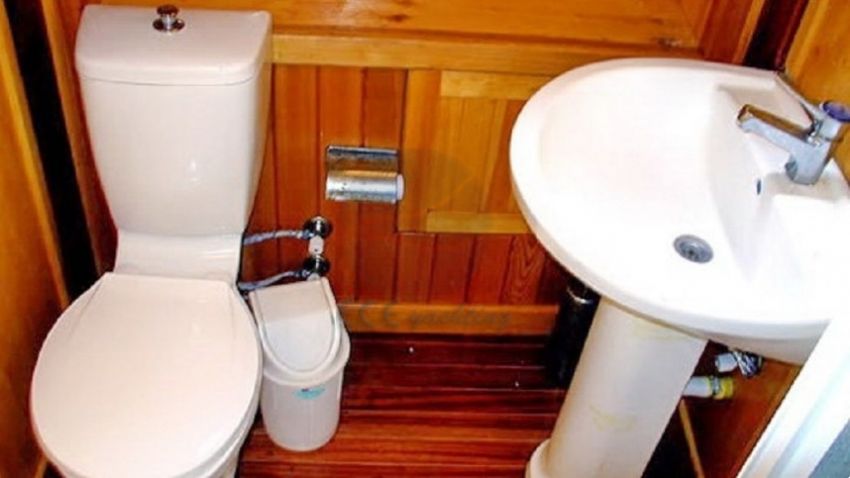 Ece Merzifon Yacht, Bathroom.