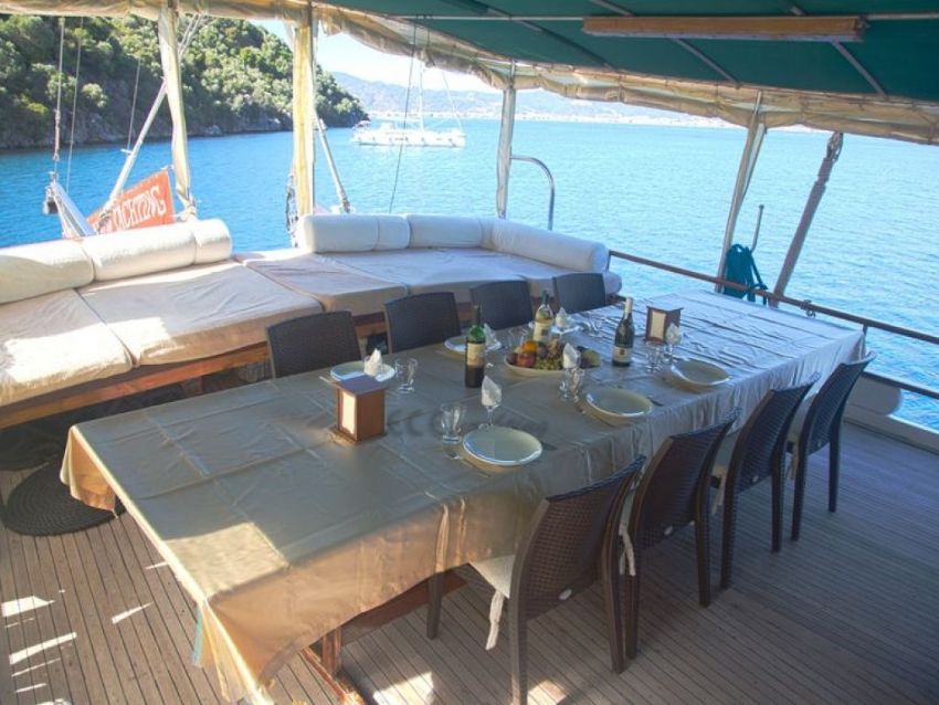 Ece Merzifon Yacht, Aft Deck Dining With Friends.
