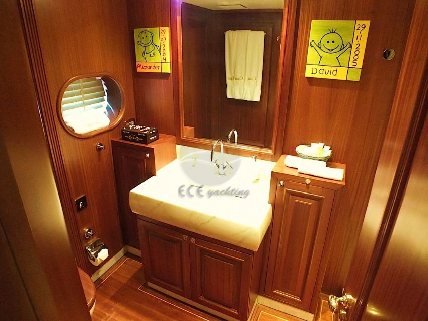 Clear Eyes Yacht, Bathroom.