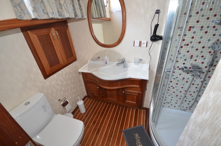 C T 2 Gulet Yacht, Bathroom En Suite.