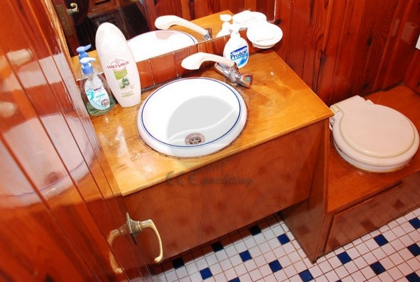 Wc, lavabo ve duş tan bir görünüm.