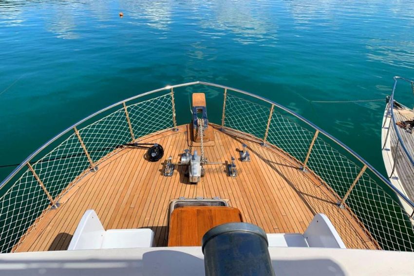 Ece Işıksız Güverte