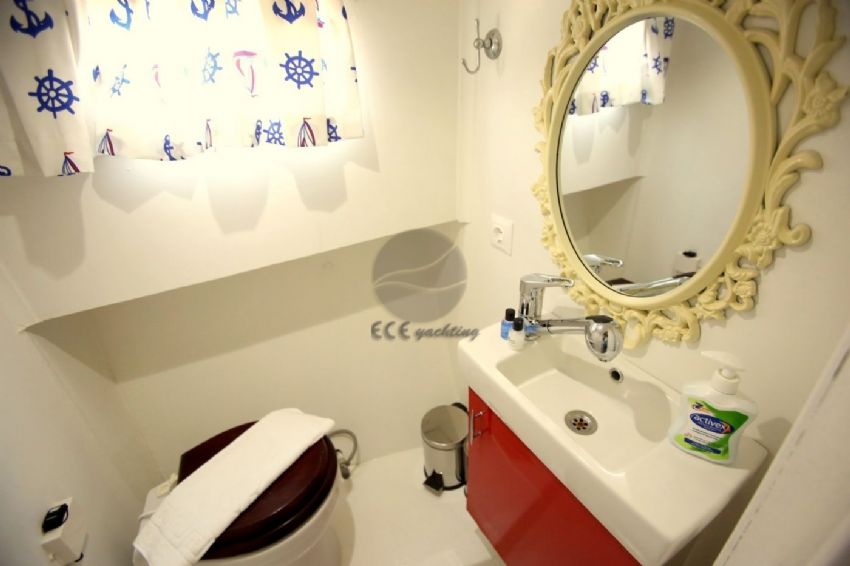 Dido Gulet Yacht Bathroom.