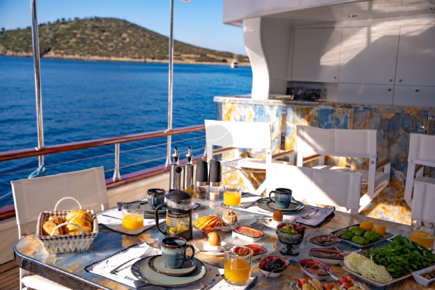 Double Eagle Yacht, Yemek Masası