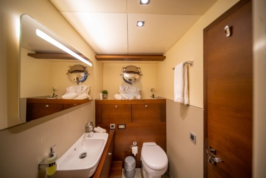 Double Eagle Yacht, Banyo Tuvalet