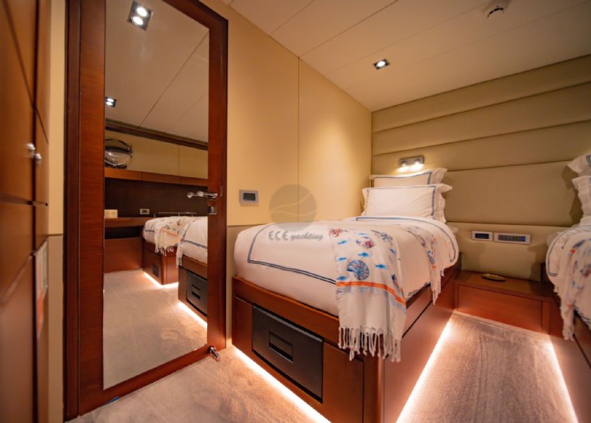 Double Eagle Yacht, Twin Cabin.