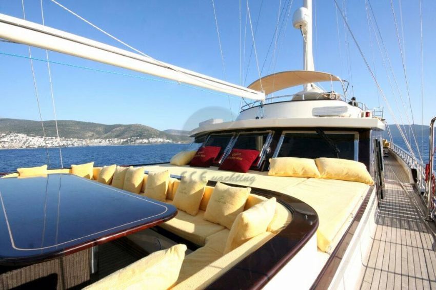 Double Eagle Yacht, Ön Taraf Oturma Alanı