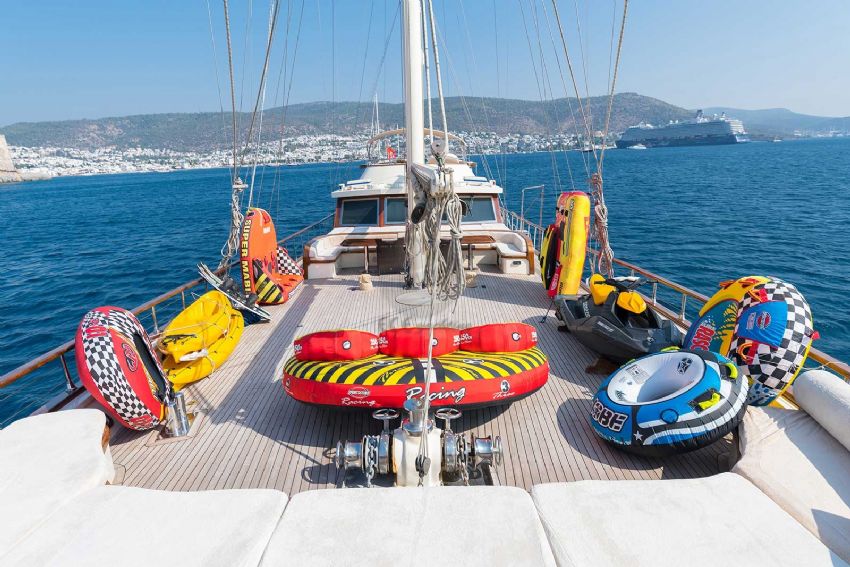 Double Eagle Yacht, Su Oyuncakları