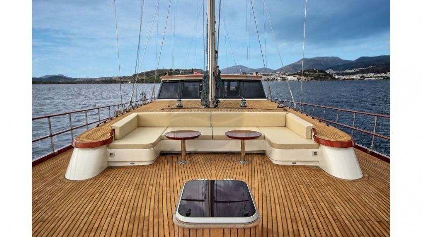 Dragon Fly Yacht, Front Deck Seating.