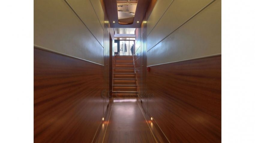 Dragon Fly Yacht, Passageway.