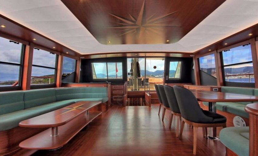 Dragon Fly Yacht, Calming Colours.