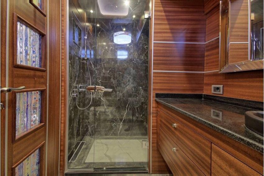 Dragon Fly Yacht, Shower İn Style.