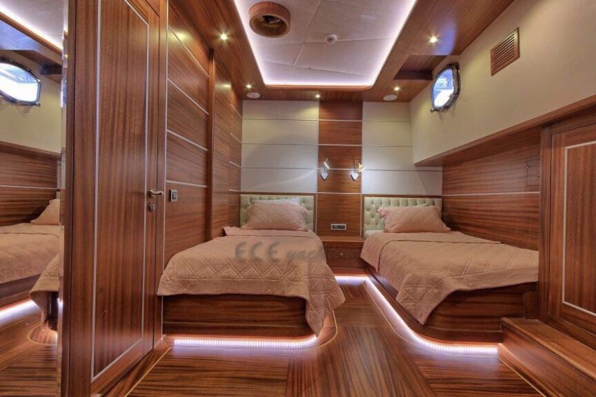 Dragon Fly Yacht, Twin Cabin.