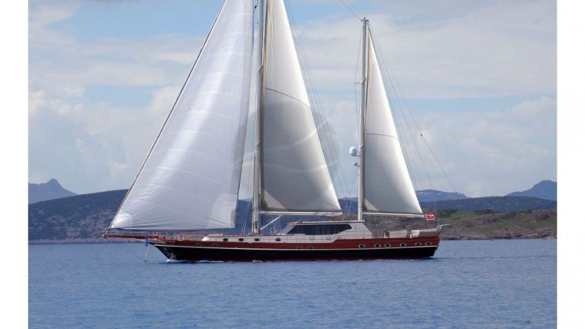 Dragon Fly Yacht, Stunning Sails.