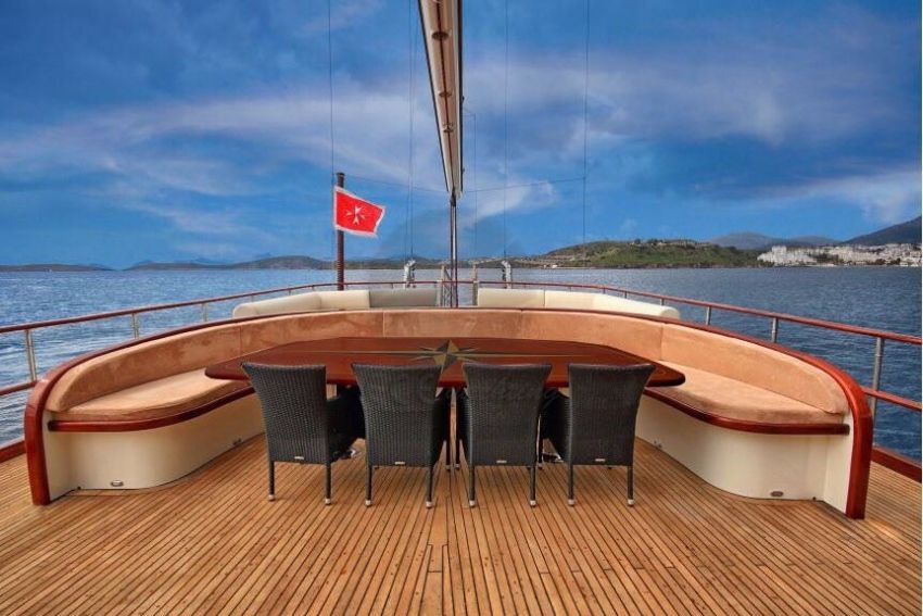 Dragon Fly Yacht, 10 Guests Can Relax Here.