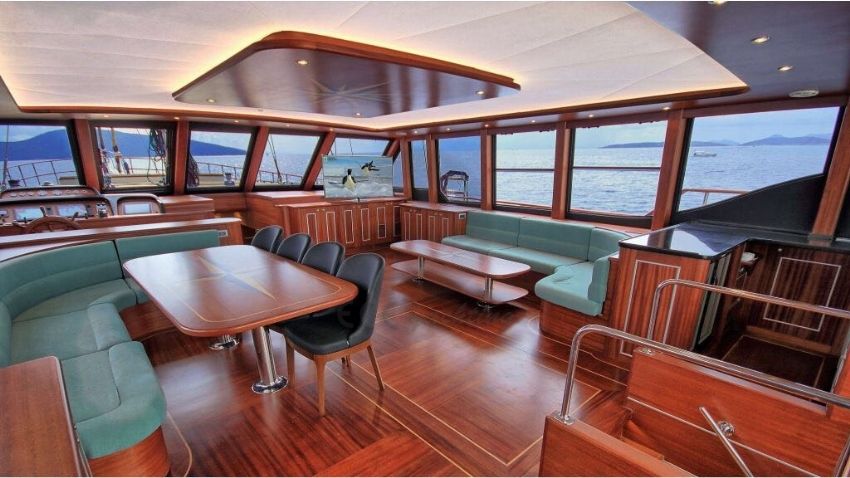 Dragon Fly Yacht, Interior Lounge.