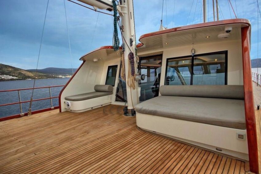 Dragon Fly Yacht, Comfort Around Every Corner.