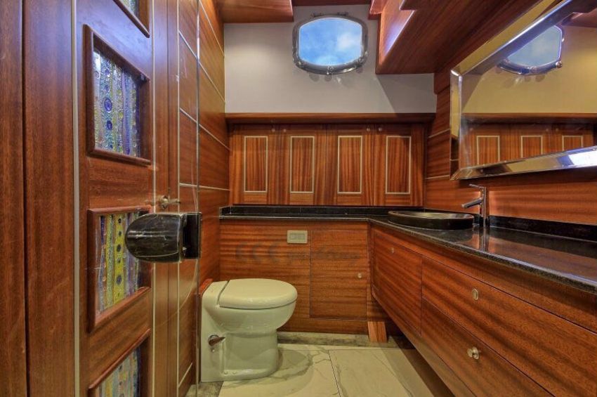 Dragon Fly Yacht, En Suite Bathroom.