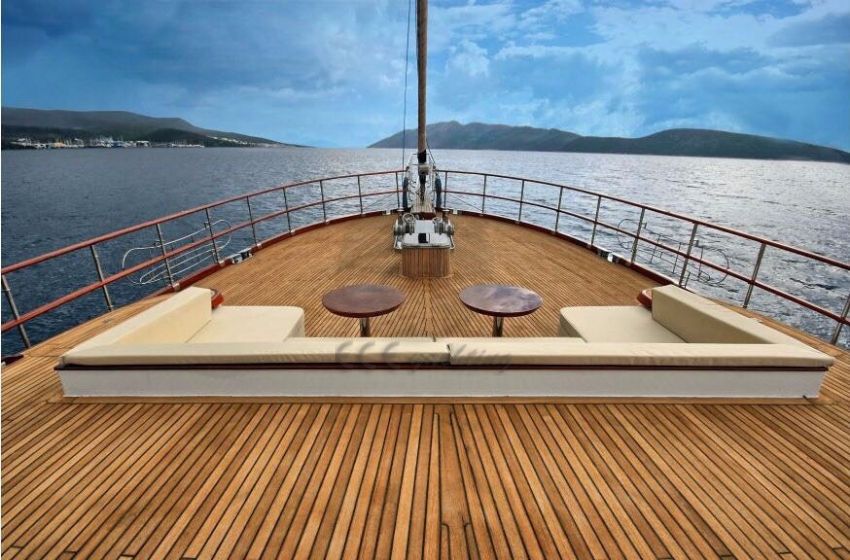 Dragon Fly Yacht, Bow.