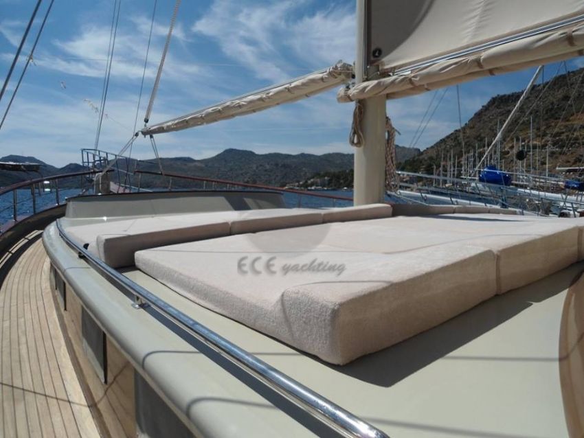 Ön Güverte & Güneşlenme alanı