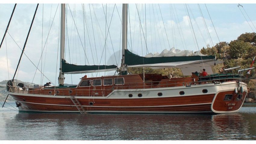 Ecce Navigo teknesi koyda.  Ecce Navigo Yacht, Aerial View.