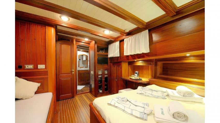 Ecce Navigo teknesi wc. Ecce Navigo Yacht, Lounge Bar.