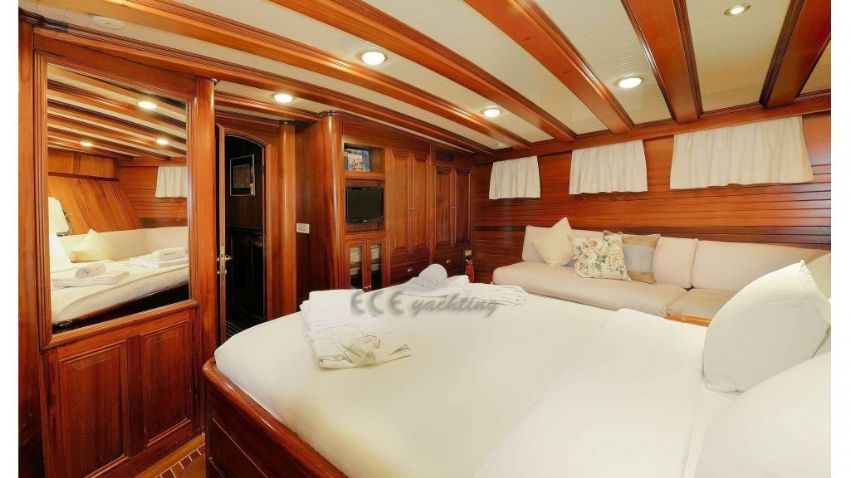 Ecce Navigo Yacht, Twin.