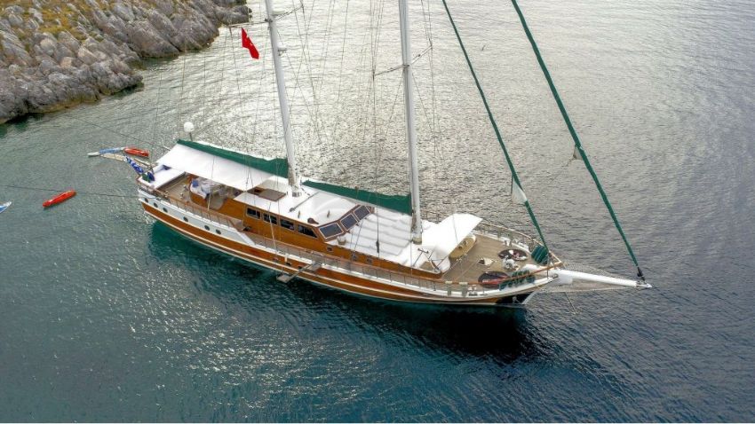 Ecce Navigo teknesi ön.  Ecce Navigo Yacht, Crystal Clear Waters.