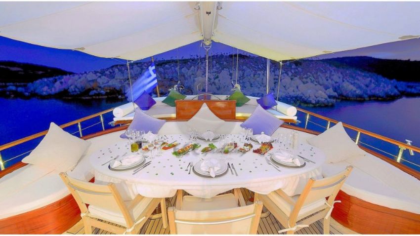 Ecce Navigo teknesi salon. Ecce Navigo Yacht, Front Deck.