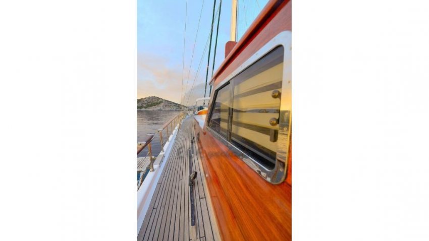 Ecce Navigo teknesi kabin.  Ecce Navigo Yacht, Relief From The Midday Sun.