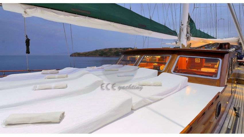 Ecce Navigo teknesi güverte 1.  Ecce Navigo Yacht, Sunbathe In Style.