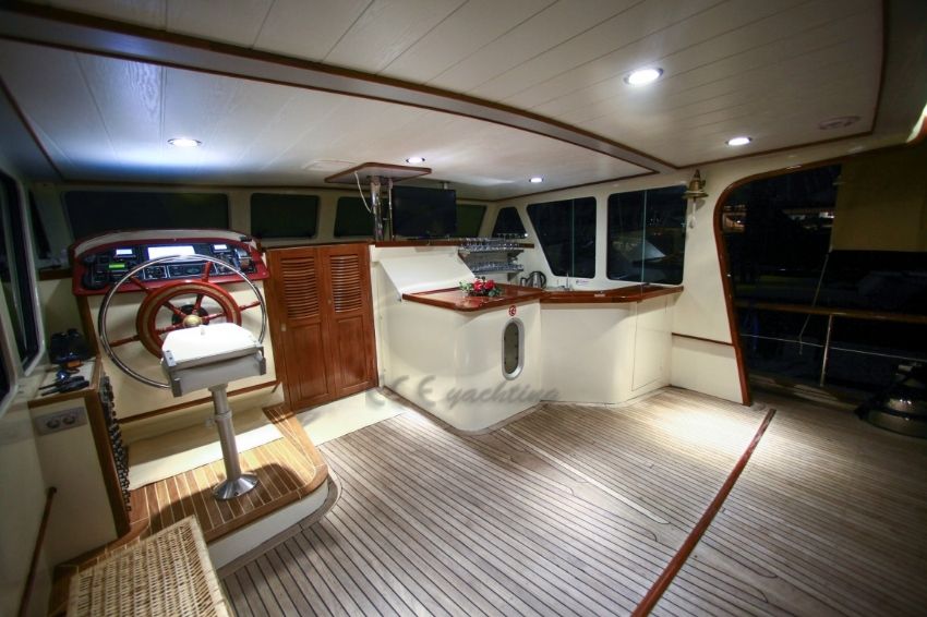 Ece Arina yatı kaptan köşkü ve içecek barı.