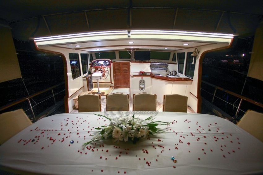 Ece arina arka yemek masası.